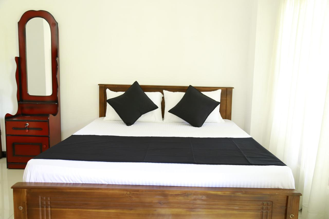 Layback Boutique Surf & Yoga Camp Sri Lanka Hostel Weligama Εξωτερικό φωτογραφία